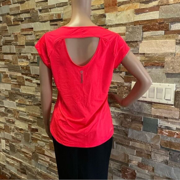 Reebok Red Graphic Crop Tee Cap Sleeve - Picture 5 of 7